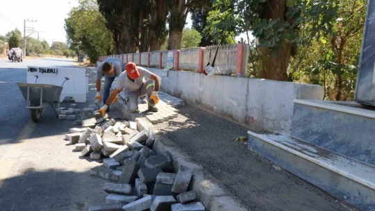 Nazilli'deki mezarlıklarda bakım ve temizlik çalışmalarını sürdürüyor