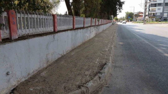 Nazilli'deki mezarlıklarda bakım ve temizlik çalışmalarını sürdürüyor