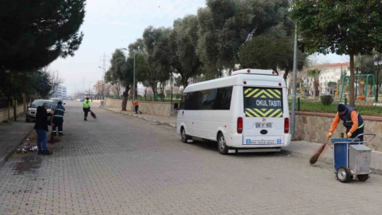 Nazilli'deki yeşil alanlarda temizlik ve bakım çalışması sürüyor