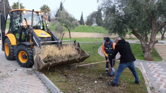 Nazilli'deki yeşil alanlarda temizlik ve bakım çalışması sürüyor