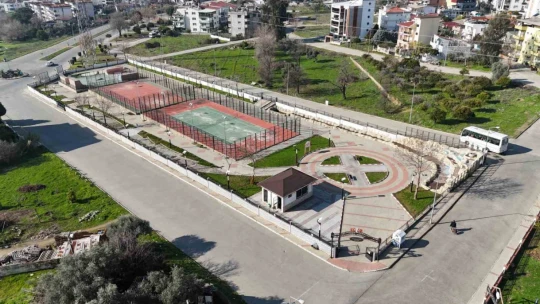Nazilli'deki yeşil alanlarda temizlik ve bakım çalışması sürüyor