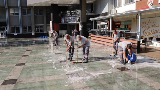 Nazilli meydanı temizilendi