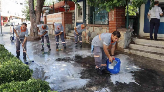 Nazilli meydanı temizilendi