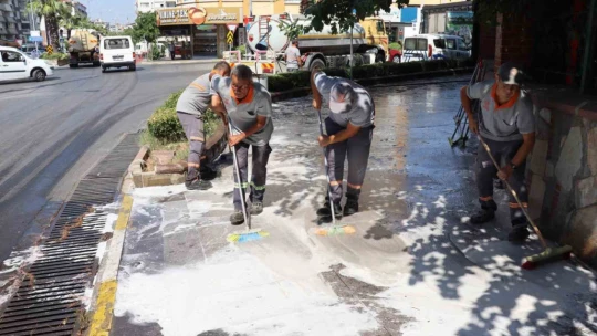 Nazilli meydanı temizilendi