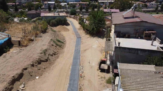 Nazilli Pınarbaşı Mahallesi'nde yol yapım çalışmaları sürüyor