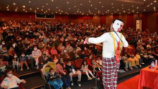 Nazilli'de 2 bin 500 çocuk tiyatro ile buluştu