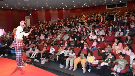 Nazilli'de 2 bin 500 çocuk tiyatro ile buluştu