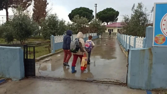 Nazilli'de minik öğrenciler okullarına kavuştu