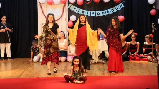 Nazilli'de minikler bayram coşkusunu tiyatro ile taçlandırdı