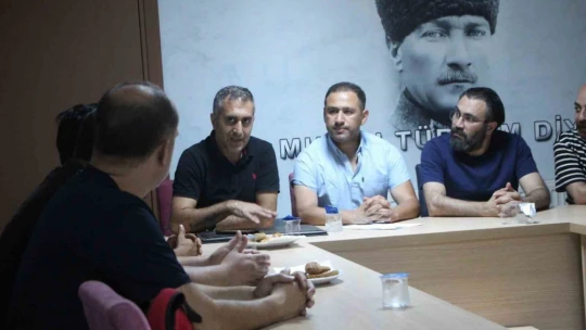 Nazillispor'da yeni yönetim taraftarlarla bir araya geldi