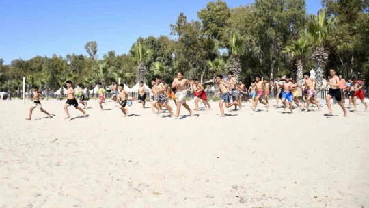 Nusaybinli çocuklar Kuşadası'nda ilk kez denizle buluştu