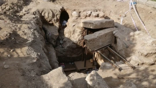 Oda mezar kontrollü bir şekilde kapatıldı, yol çalışmaları tekrar başladı