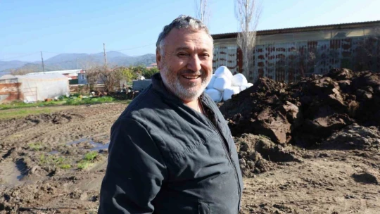 Öfkeli boğanın saldırısından sahibi canını zor kurtardı