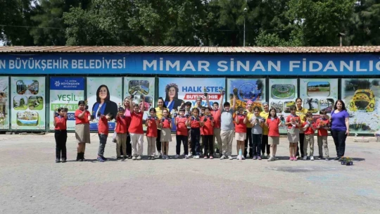 Öğrenciler Büyükşehir Belediyesi'nin fidanlığında ders işledi
