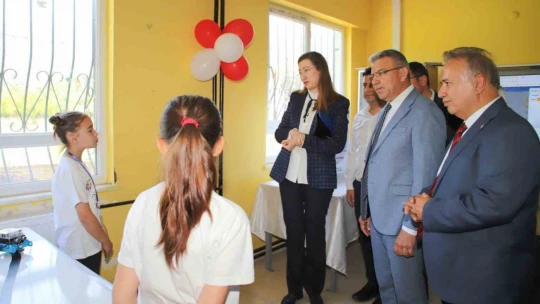 Öğrenciler projelerini bilim fuarında sergiledi