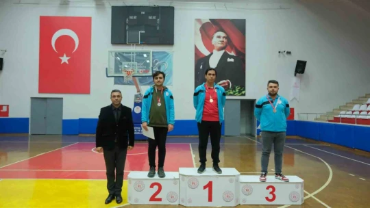 Öğrenciler satranç turnuvasında stratejilerini sergiledi