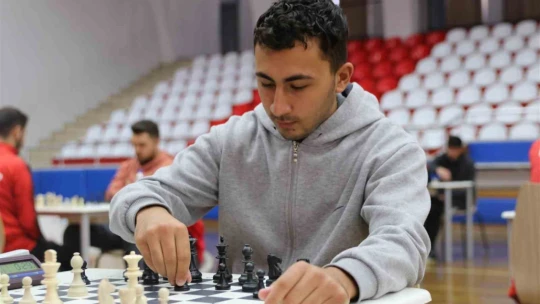 Öğrenciler satranç turnuvasında stratejilerini sergiledi