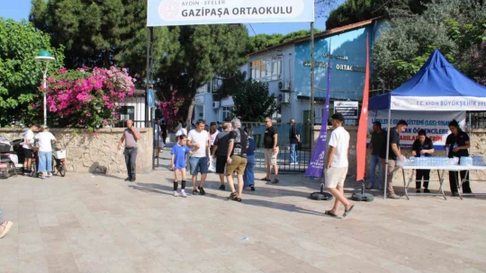 Öğrenciler sınavda veliler dışarıda ter döktü