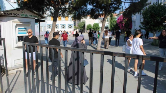 Öğrenciler sınavda veliler dışarıda ter döktü