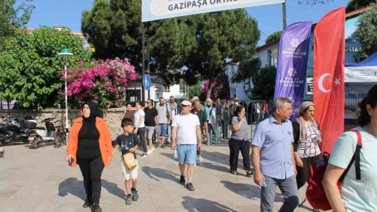 Öğrenciler sınavda veliler dışarıda ter döktü