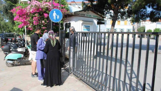 Öğrenciler sınavda veliler dışarıda ter döktü