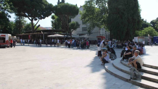 Öğrenciler sınavda veliler dışarıda ter döktü