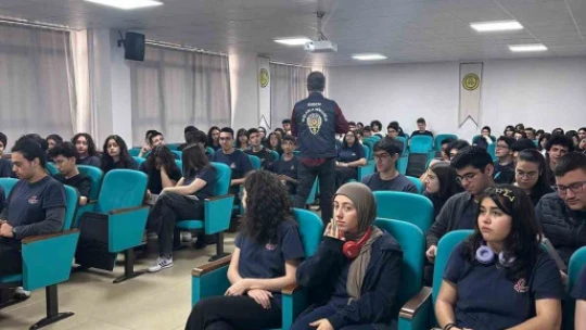 Öğrencilere siber suçlarla mücadele eğitimi verildi