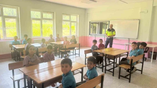 Öğrencilere trafik kuralları anlatıldı