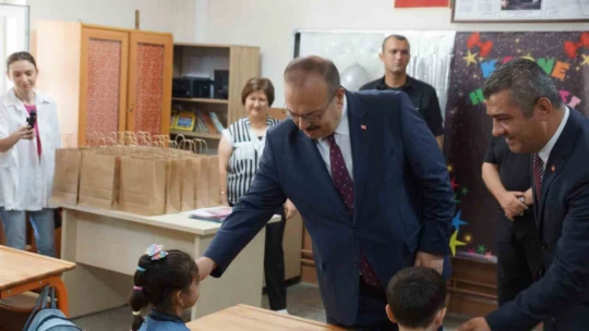 Öğrencilerin karnelerini Vali Canbolat verdi