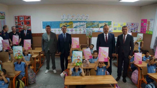 Öğrencilerin karnelerini Vali Canbolat verdi