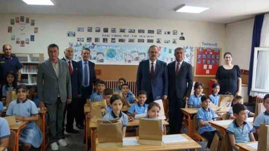 Öğrencilerin karnelerini Vali Canbolat verdi