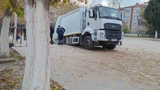 Okuldaki basketbol sahası çöktü, çöp kamyonu çukura düştü
