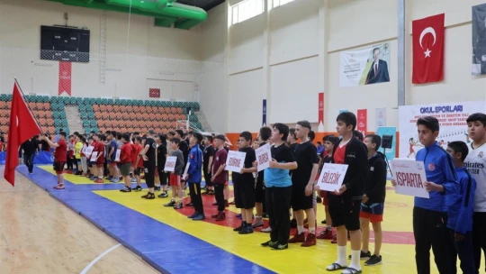 Okullar Arası Küçük Erkekler Güreş Müsabakaları başladı