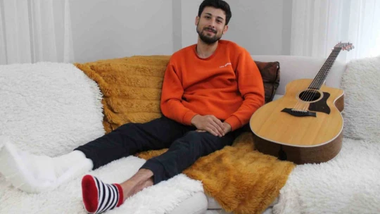 Öldü sanılıp ceset torbasına konan depremzede genç, depremin acılarını şarkıyla anlattı