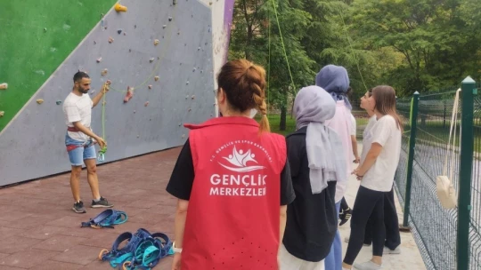 Olimpik tırmanma duvarına çıkan gençler adrenalini yaşadı