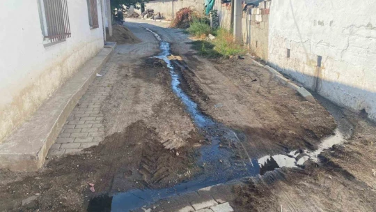 Ömerbeyli Mahallesi sakinleri, sokağa akıtılan pis sulardan şikayetçi
