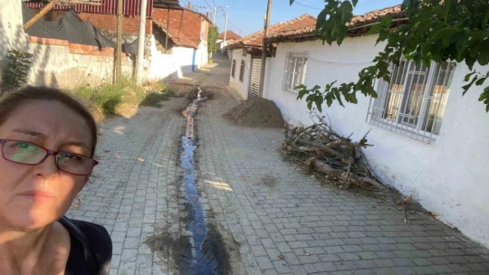Ömerbeyli Mahallesi sakinleri, sokağa akıtılan pis sulardan şikayetçi