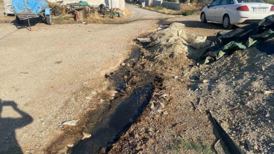 Ömerbeyli Mahallesi sakinleri, sokağa akıtılan pis sulardan şikayetçi