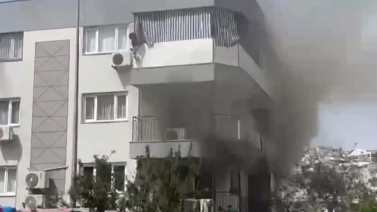 Önce kedisini kurtardı, sonra kurtarılmayı bekledi