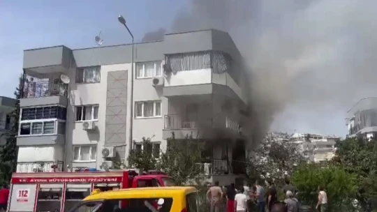 Önce kedisini kurtardı, sonra kurtarılmayı bekledi