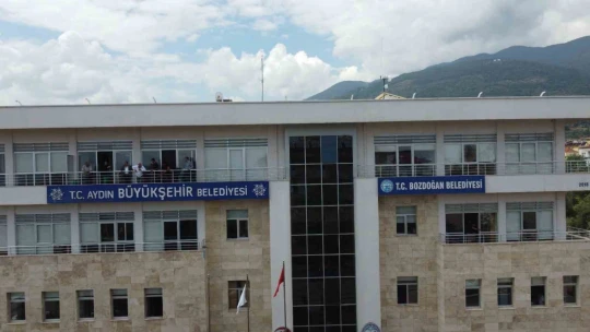 Önceki yönetim indirdi, başkan Özel kendi eliyle yeniden astı