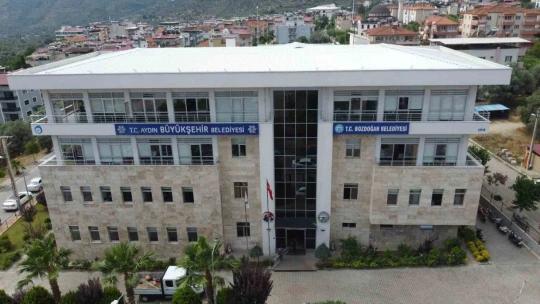 Önceki yönetim indirdi, başkan Özel kendi eliyle yeniden astı