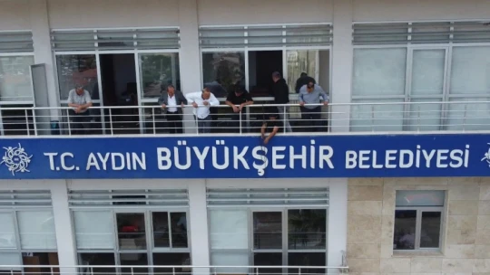 Önceki yönetim indirdi, başkan Özel kendi eliyle yeniden astı
