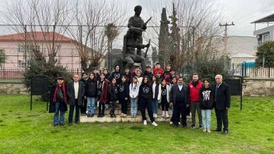 Ortaokul öğrencileri şehitlik ziyaretleri gerçekleştiriyor