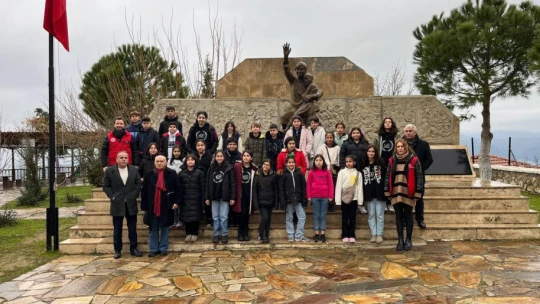 Ortaokul öğrencileri şehitlik ziyaretleri gerçekleştiriyor