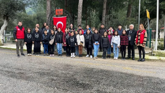 Ortaokul öğrencileri şehitlik ziyaretleri gerçekleştiriyor