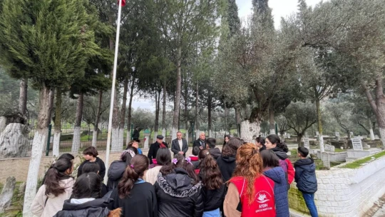 Ortaokul öğrencileri şehitlik ziyaretleri gerçekleştiriyor