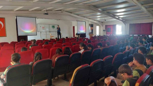Ortaokul öğrencilerine emniyet güçlerinden eğitim semineri