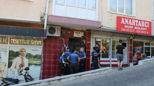 Otizmli adam annesini odaya kilitledi, itfaiye eve balkondan girdi