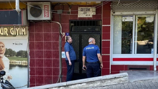 Otizmli adam annesini odaya kilitledi, itfaiye eve balkondan girdi